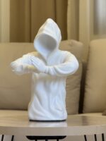 Resin man with crossed arms - Image 2