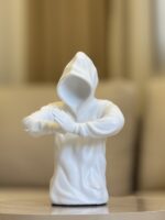 Resin man with crossed arms - Image 3