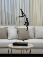 Helping Hand Sculpture - Image 3